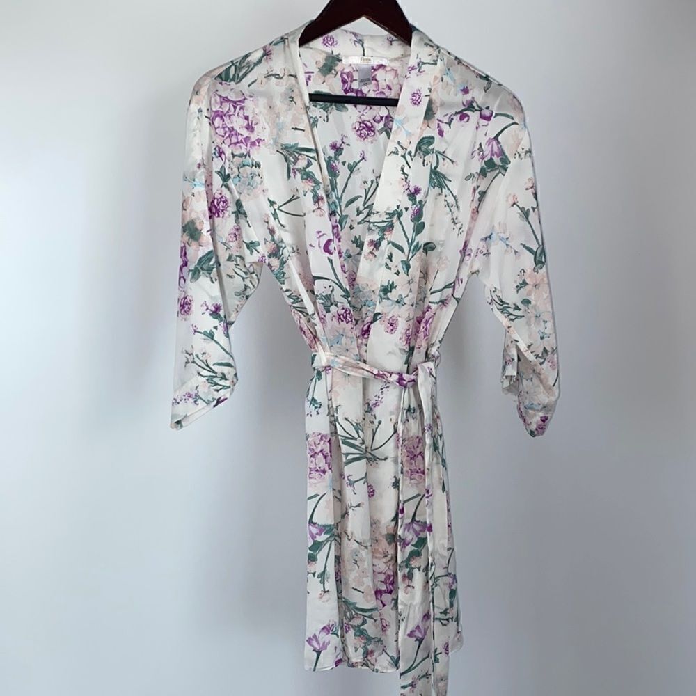 Flora Nikrooz Robe Women’s Size Small Medium Floral Print 3/4 Sleeve Short Robe